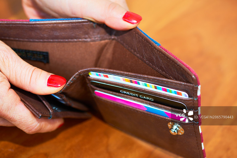 带有信用卡的空钱包图片素材