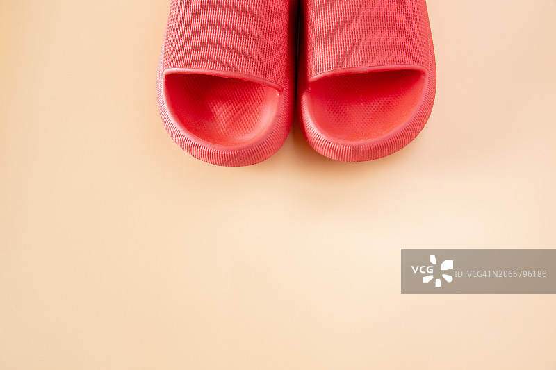 红色橡胶拖鞋图片素材
