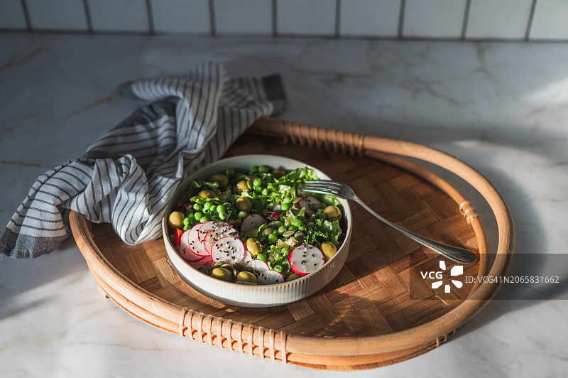 蔬菜沙拉：樱桃番茄烤辣椒沙拉配烤哈罗米奶酪图片素材