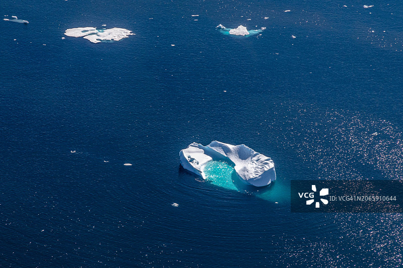 俯视视角：海中的船只图片素材