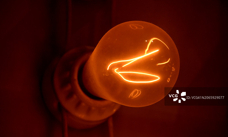 美国暗室中照明灯泡的特写图片素材