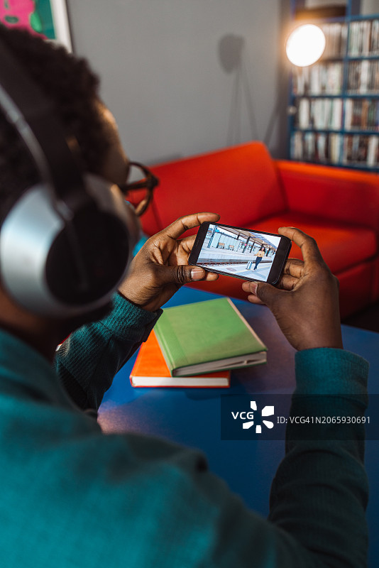 年轻男人用智能手机观看视频图片素材