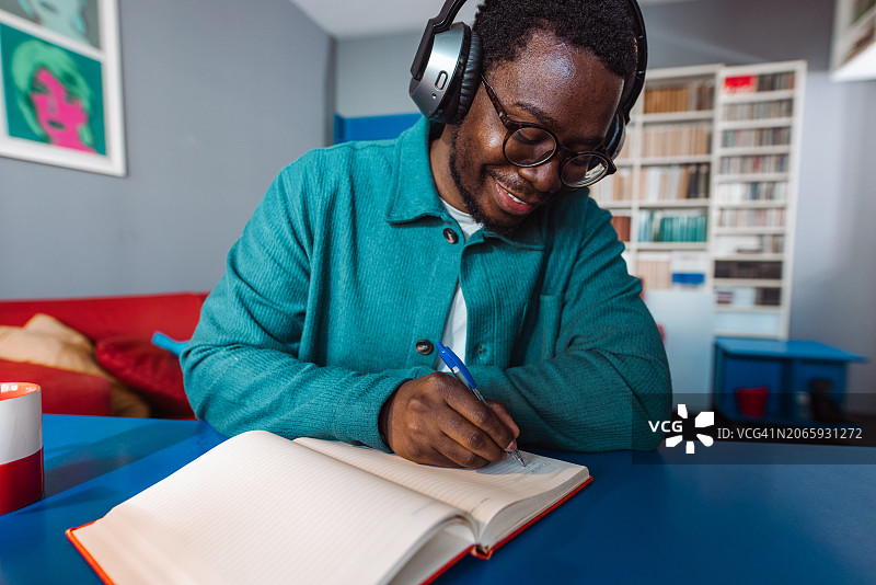 非裔美国男人在家学习图片素材