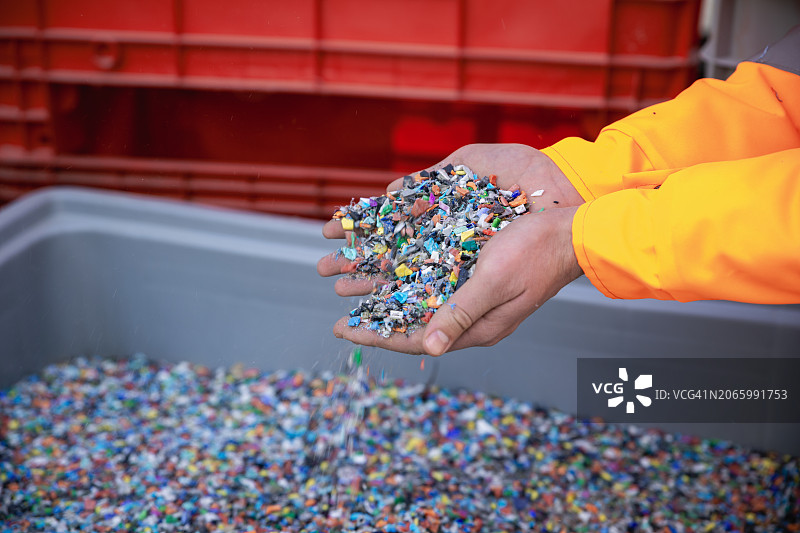 手中的塑料树脂颗粒图片素材