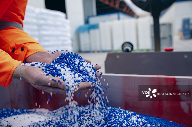 手中的塑料颗粒图片素材