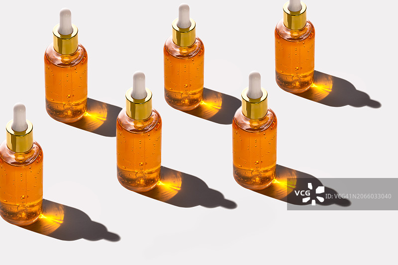白色背景下带滴管的玻璃瓶图案图片素材