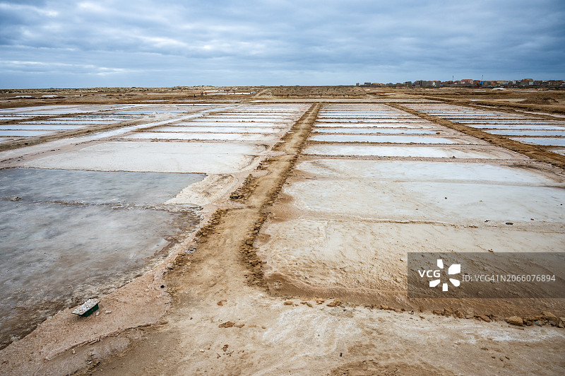 圣玛丽亚盐田的蒸发池，萨尔岛，佛得角图片素材
