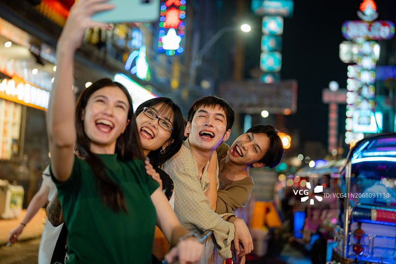 一群朋友在耀华乐路享受夜晚漫步图片素材