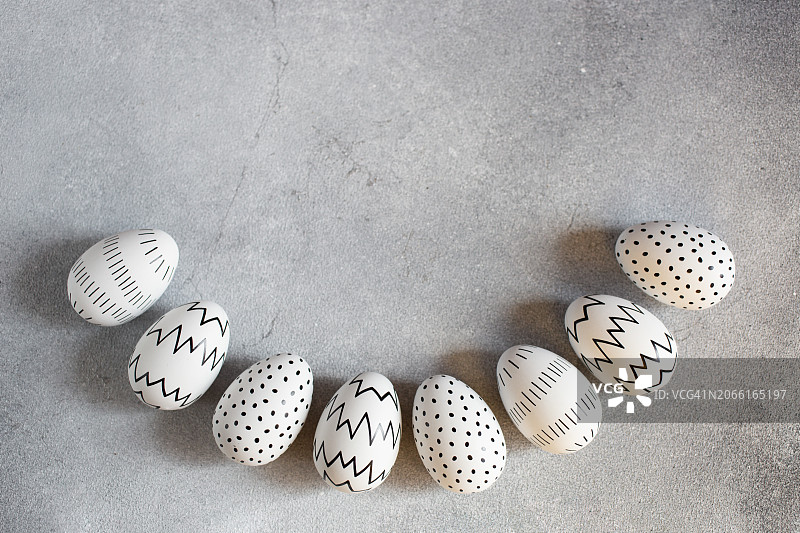 半圆形排列的黑白鸡蛋俯视图，复活节概念图片素材