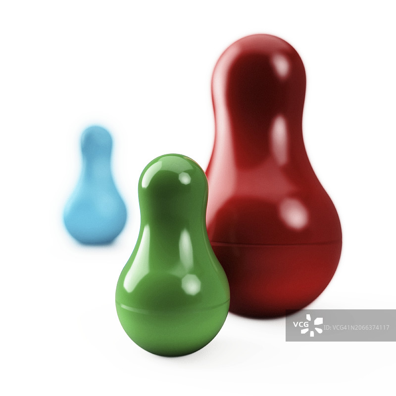 家庭组合中的彩色套娃玩具，一位成年人与另一位成年人和婴儿/儿童分开图片素材