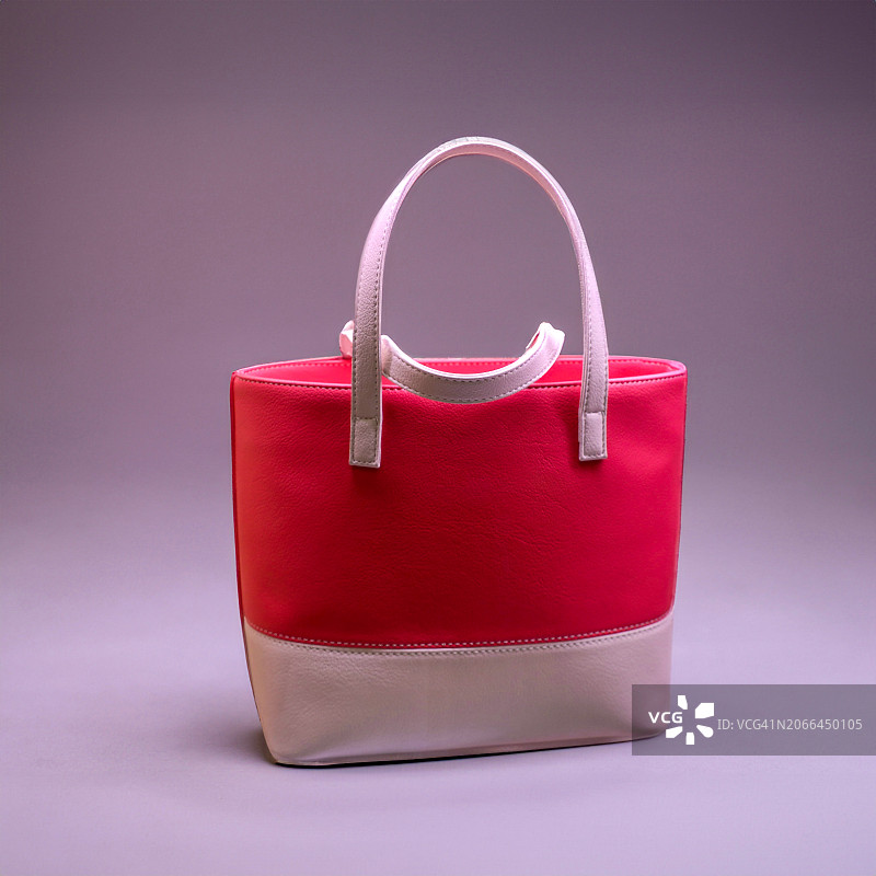 优雅的双色皮革手提袋图片素材