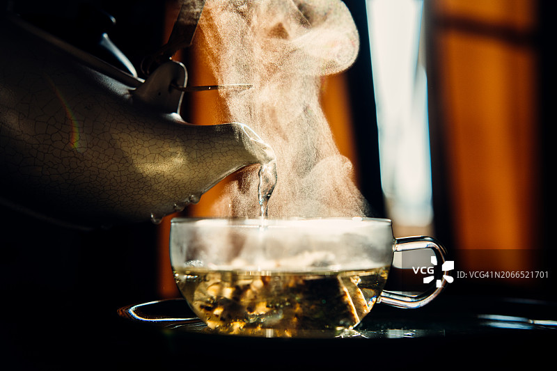 一杯热茶与茶壶图片素材