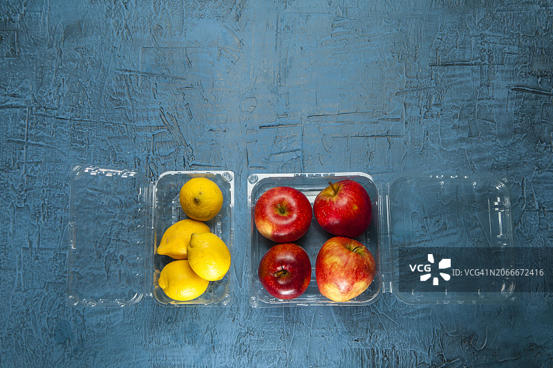 塑料容器中的柠檬和苹果图片素材