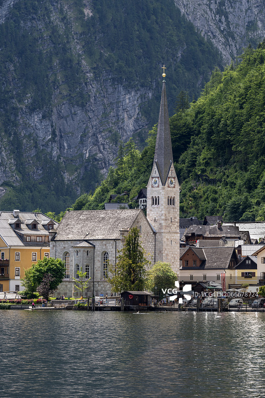 奥地利阿尔卑斯山中的哈尔施塔特村庄图片素材