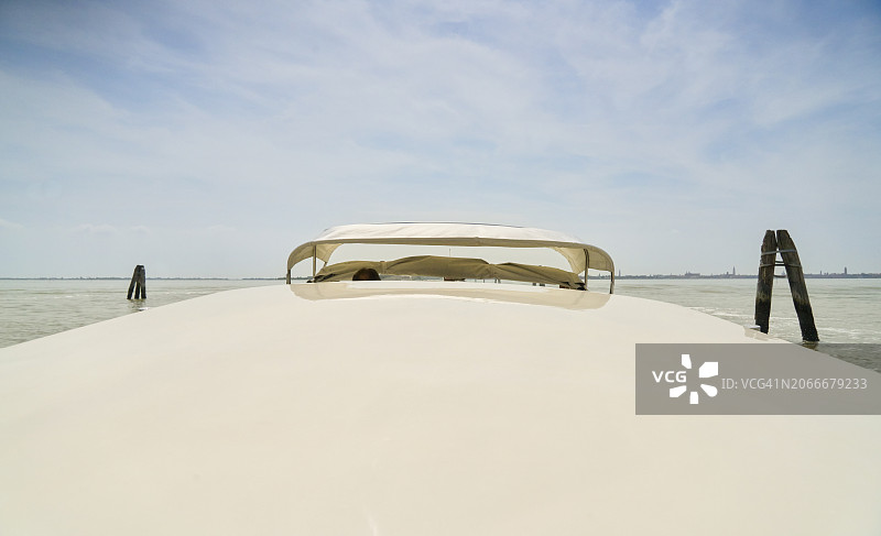 航行在威尼斯海湾的船只顶部图片素材