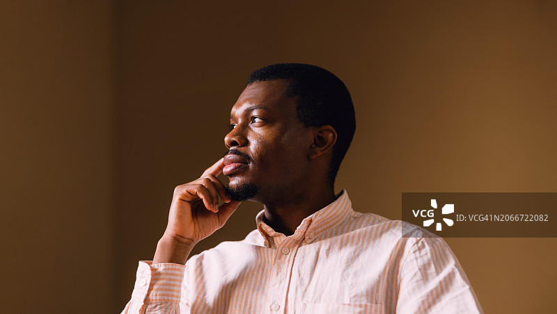 沉思的非洲裔美国男人看向窗外图片素材