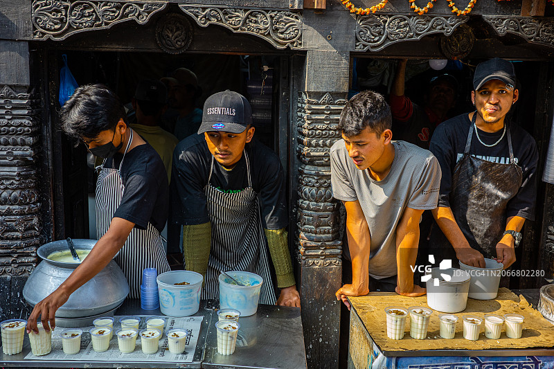 品尝酸奶图片素材