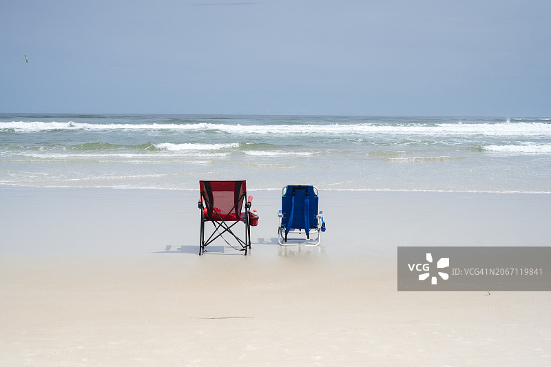 代托纳海滩上的两把轻便沙滩椅图片素材
