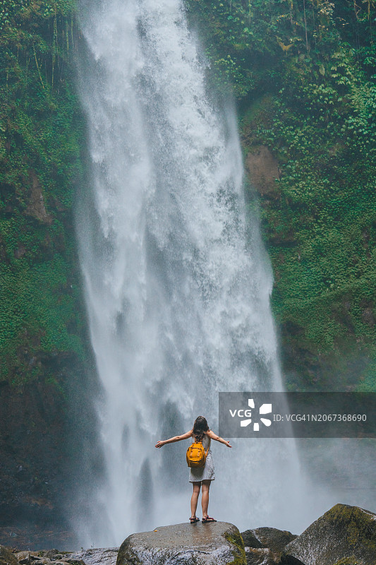 站在巴厘岛清凉瀑布旁的女人图片素材