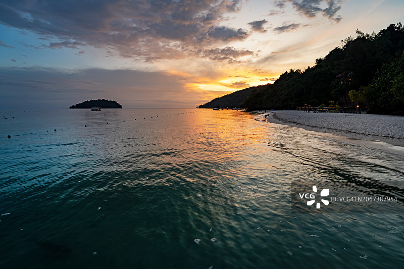 沙巴亚庇马努干岛的迷人日落图片素材