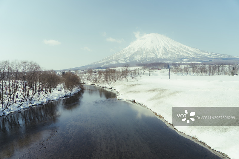 日本北海道二世古羊蹄山冬季雪景图片素材