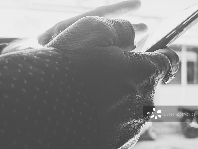 使用手机的人图片素材