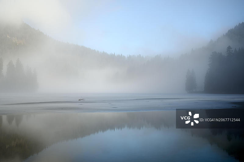 冬季的斯皮青湖，德国巴伐利亚阿尔卑斯山图片素材