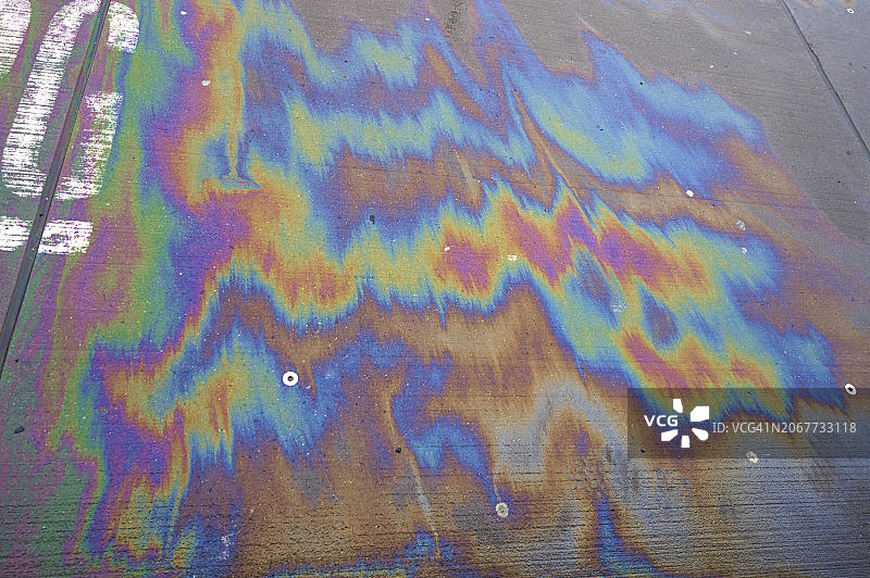 德国巴伐利亚州加油站混凝土楼板上的汽油泄漏图片素材