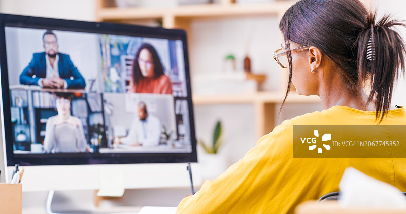 商务人士在线会议视频通话，团队远程办公策划。男女员工小组参加网络研讨会，讨论电脑、网络和战略图片素材