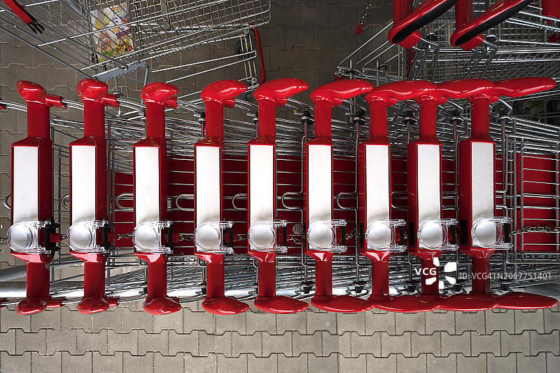 德国巴伐利亚超市前带放大镜的购物车图片素材