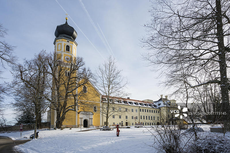 冬季覆盖着白雪的贝恩里德修道院，位于德国上巴伐利亚图片素材