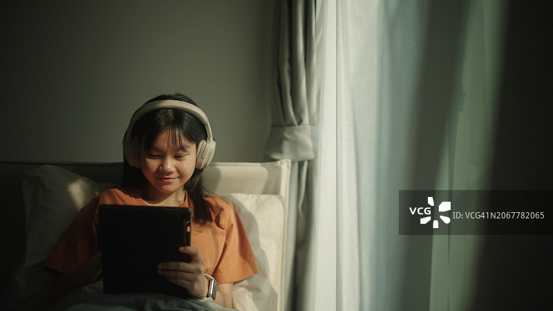 少女喜欢在数位板上绘画图片素材