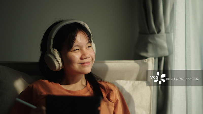 少女喜欢在数位板上绘画图片素材