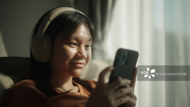 少女玩智能手机图片素材