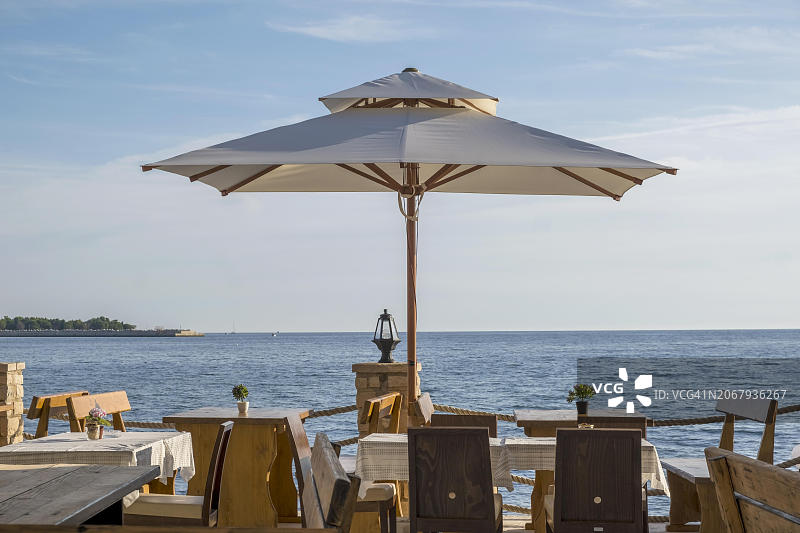 克罗地亚伊斯特里亚乌马格海边餐厅的桌子图片素材