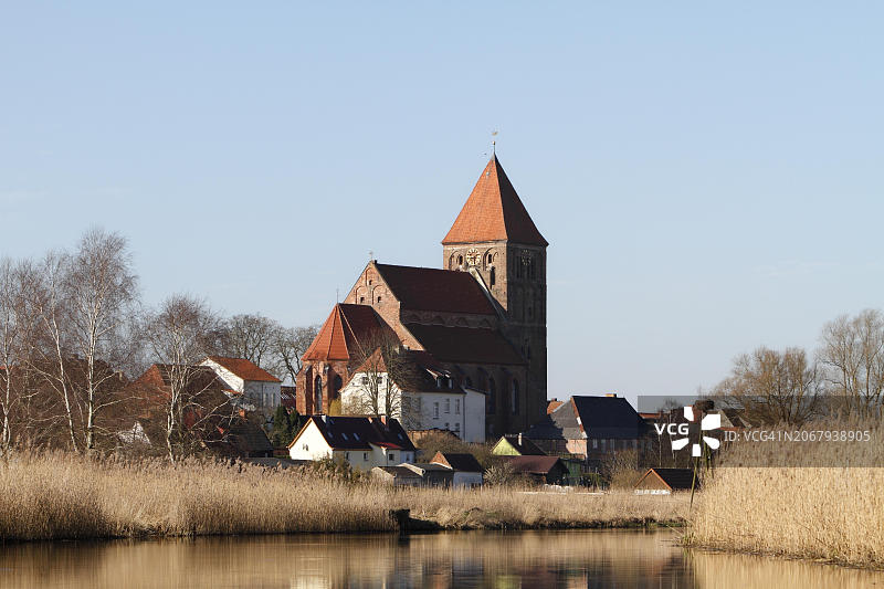 特里布西斯镇的圣托马斯教堂，位于德国梅克伦堡-西波美拉尼亚州佩内塔尔河畔自然公园图片素材