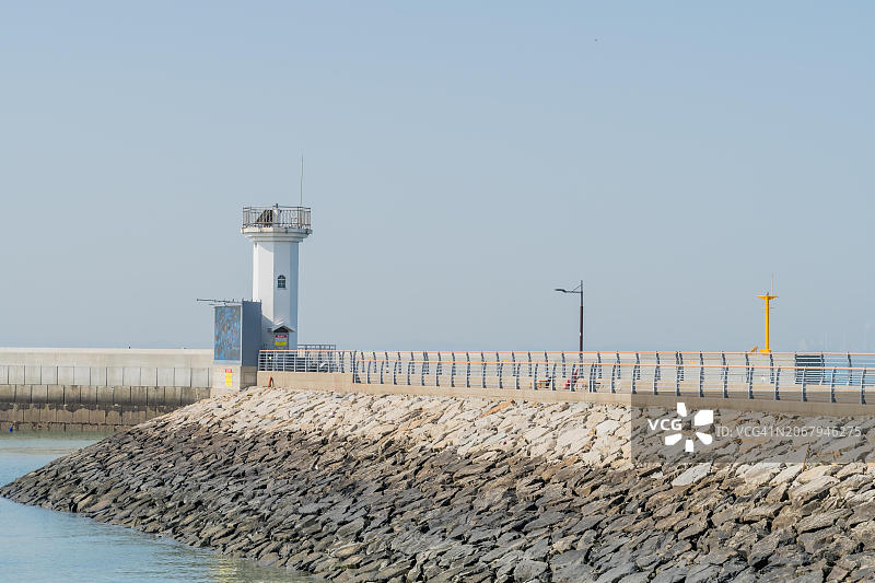 韩国平泽的白色灯塔和电子标牌图片素材