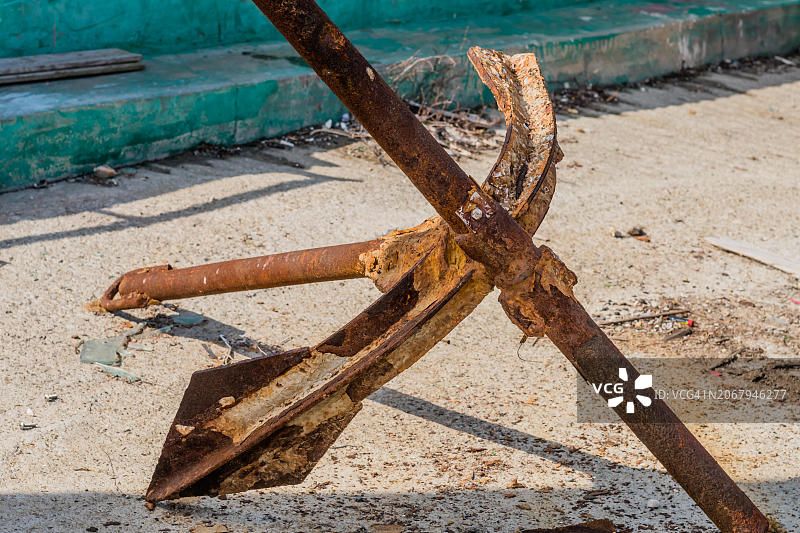 位于亚洲韩国平泽市混凝土码头上生锈的铁锚特写图片素材