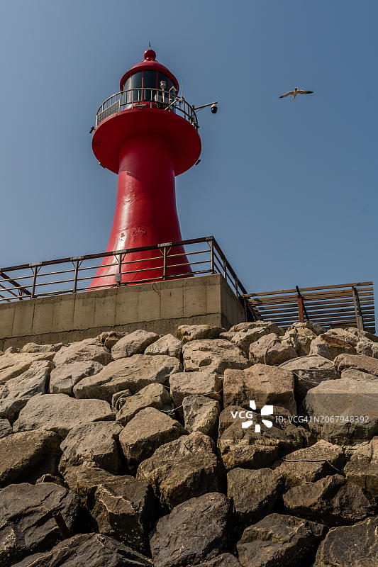 亚洲韩国平泽市Gungpyeong Hang港口码头上的红色灯塔低角度视图图片素材