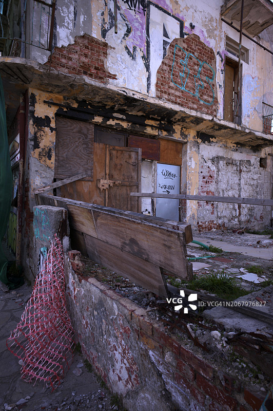 希腊塞萨洛尼基上城旧城区的废墟建筑住宅图片素材