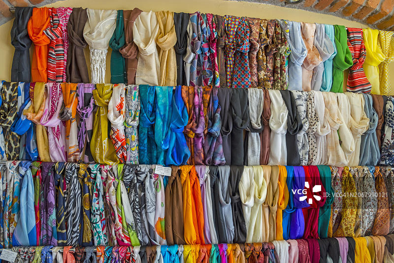 商店里排列的许多彩色围巾展示图片素材