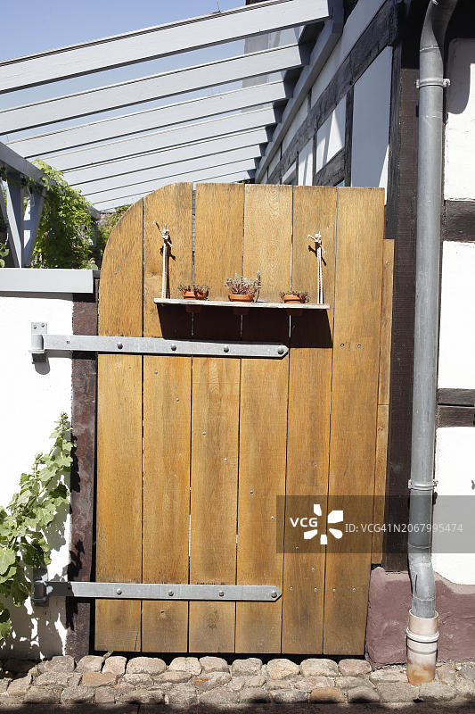 德国下萨克森州霍亚花园的旧木门图片素材