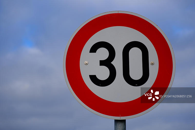 限速30公里/小时交通标志（德国北莱茵-威斯特法伦州，欧洲）图片素材