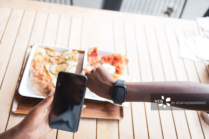 通过手机和智能手表汇款：技术互联图片素材