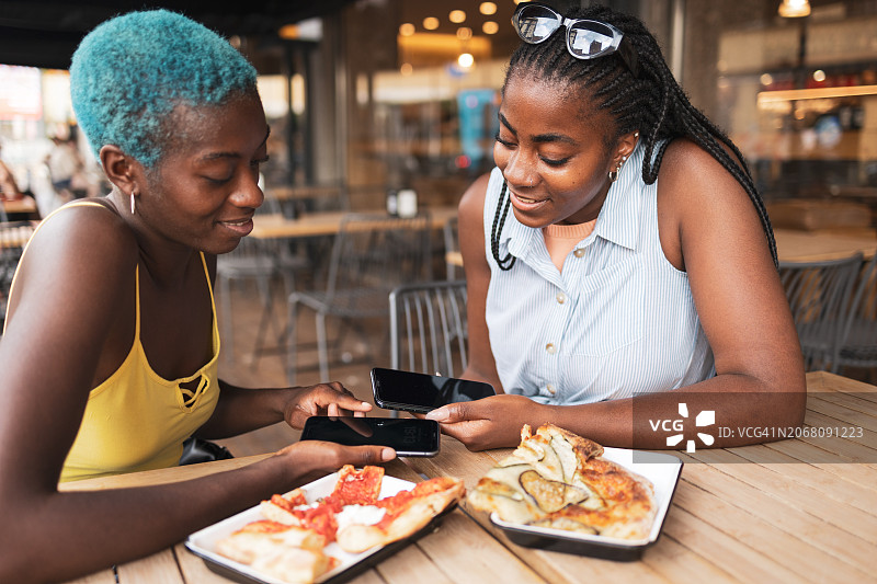 通过手机汇款：科技互联图片素材