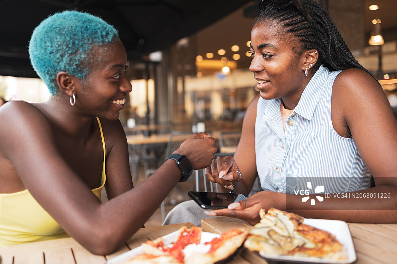 通过手机和智能手表汇款：技术互联图片素材