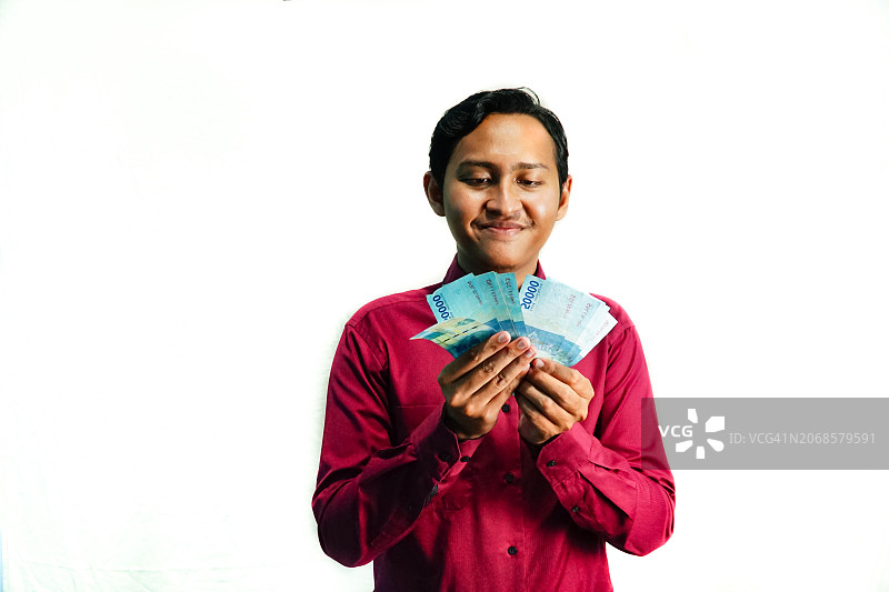 男人正在数钱图片素材