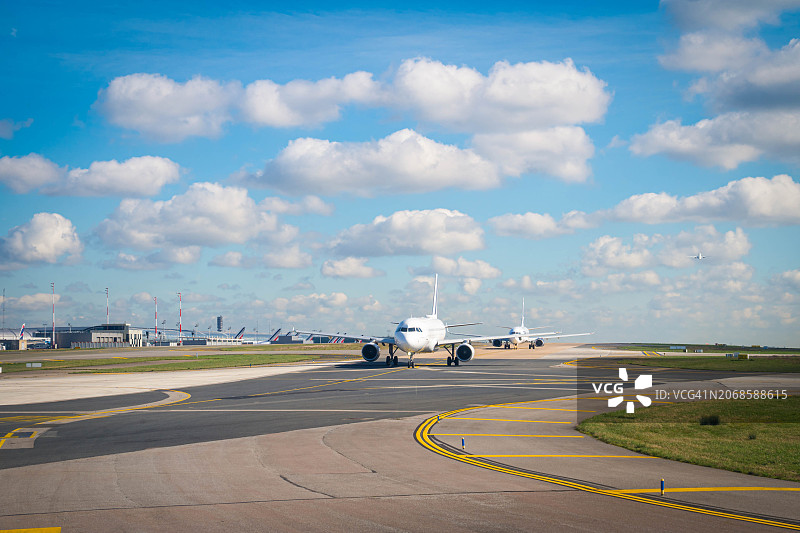 降落飞机正面图片素材