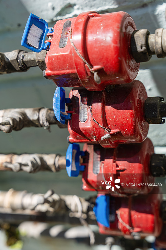 墙上的住宅用水表和阀门图片素材