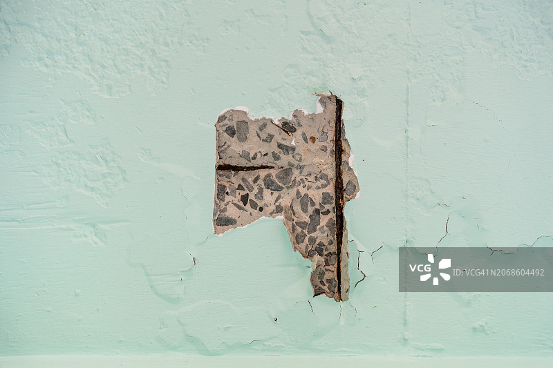露出下层材料的龟裂混凝土墙图片素材